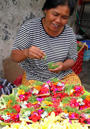 04 Balinese Woman selling petals at market