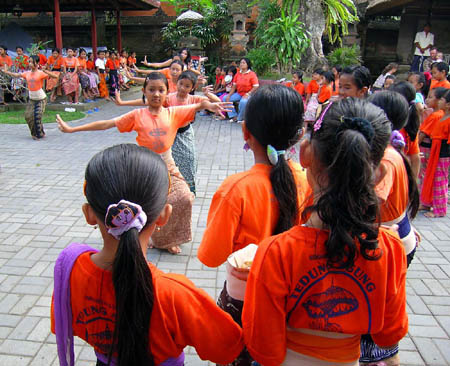 08 Girls in Dancing Class, Ubud