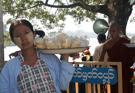 33 Woman selling offerings for Paya