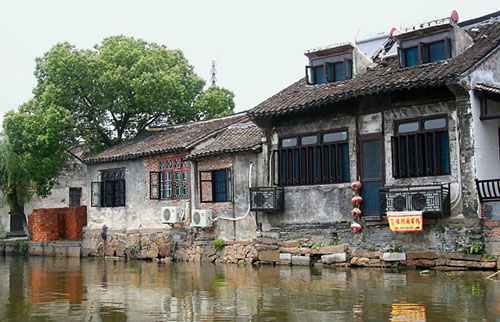 03 Houses along the river