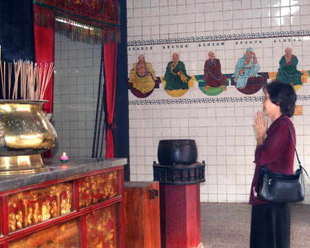 14 Woman praying at Temple