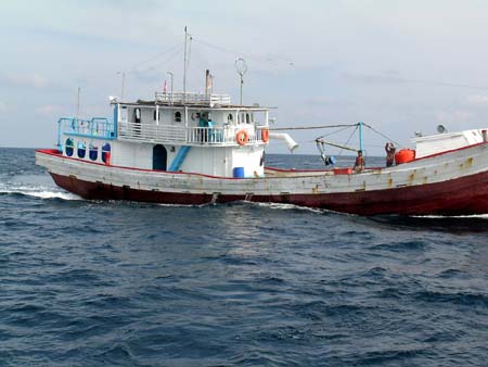 07 Fishing boat approaches the 2nd time