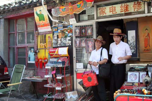 17 Two chaps in hats  in hutong store
