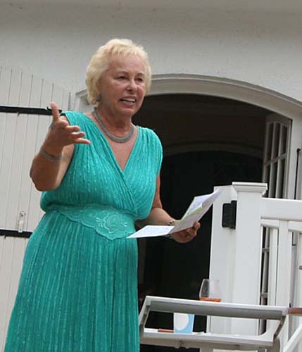 IMG_4613 Lois as mistress of ceremonies