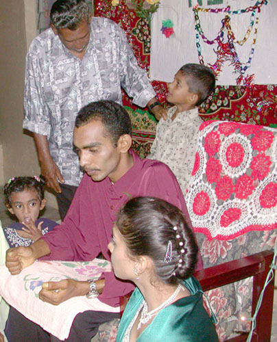 DSCN1966SenwithAdmirersHand