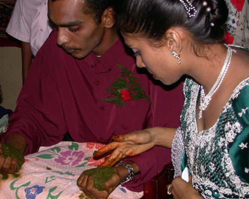 DSCN1969PuttingaBallofHennaintoEachHand