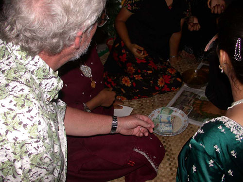 DSCN1973GunterFollowstheCustombyPuttingDownMoney