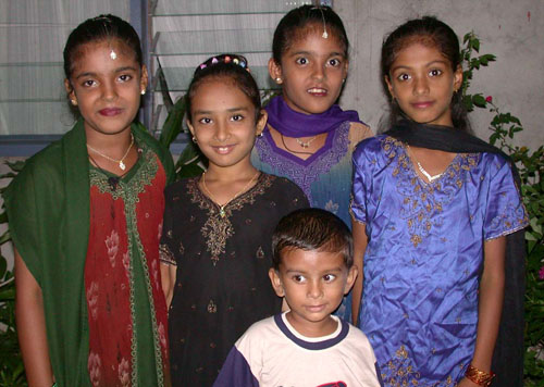 DSCN1987BoyinFrontofGirls