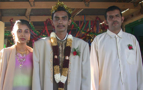 DSCN2011SenwithSisterNaziaandherHusband