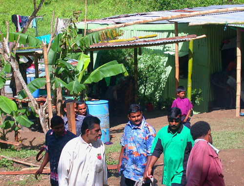 DSCN2014BackgroundasMenPreparetoAssemble