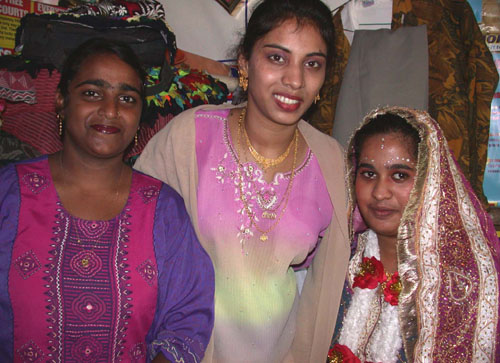 DSCN2026ShellywithNaziaandanAuntie