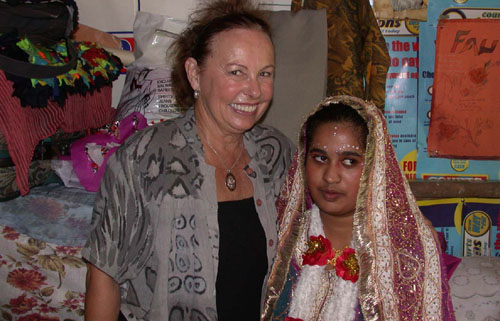 DSCN2027LoiswiththeBrideinherRoom