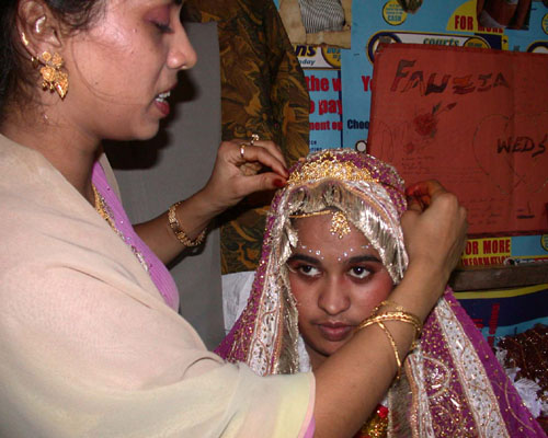 DSCN2036NaziaPutsHeaddressonShelley