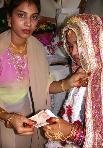 DSCN2040NaziaHandingBilltoShelly