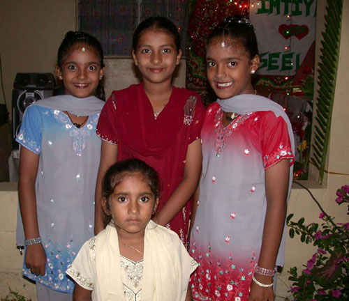 DSCN2088ThreeGirlsandaBoy