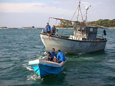 03 Sri Lankan vessels greet Pacific Bliss